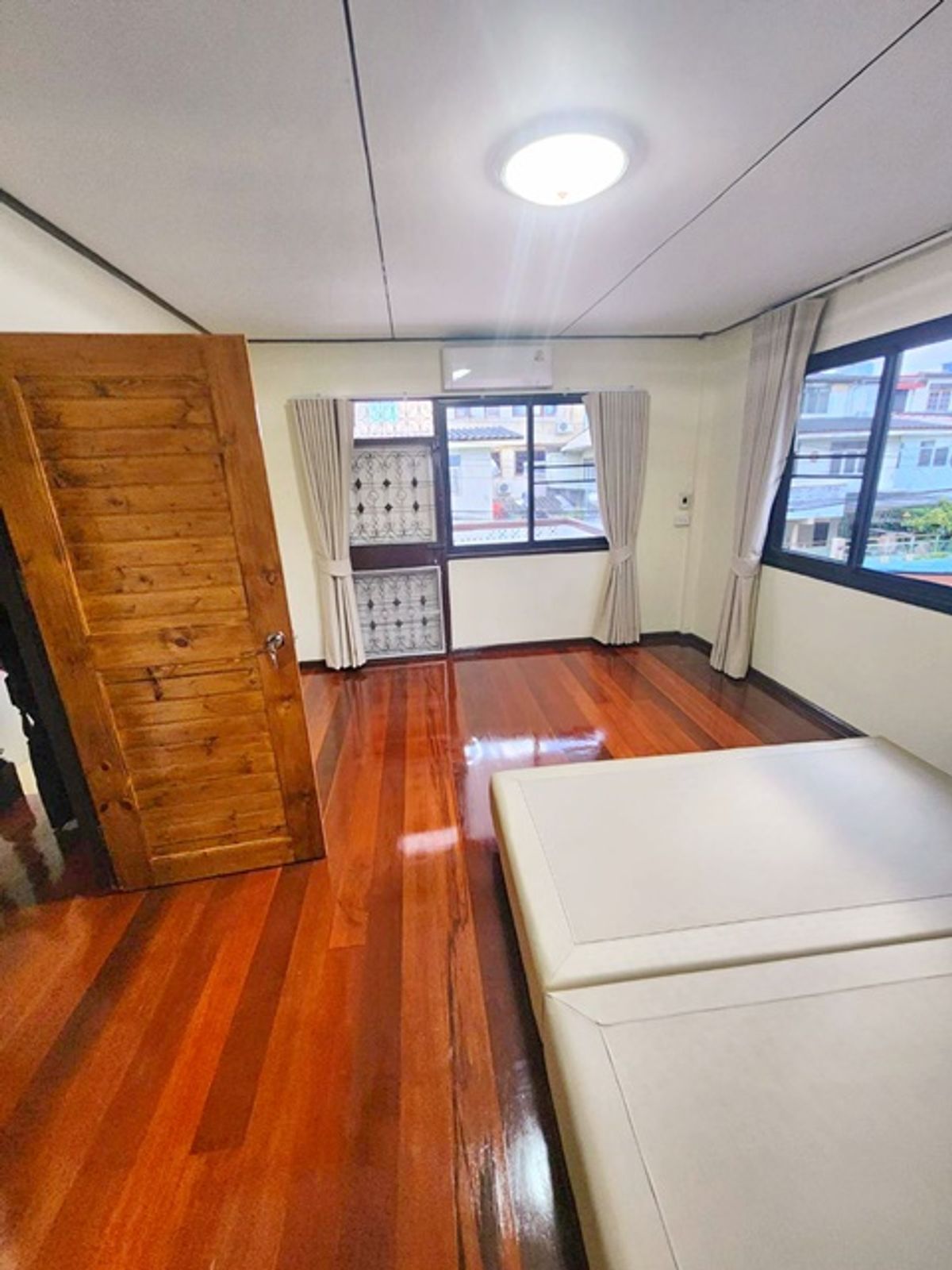 for rent 2-story luxury mansion 3-4 bed In the heart of Ratchada MRT HuaiKhwang 699m. 7-Eleven only Loading...