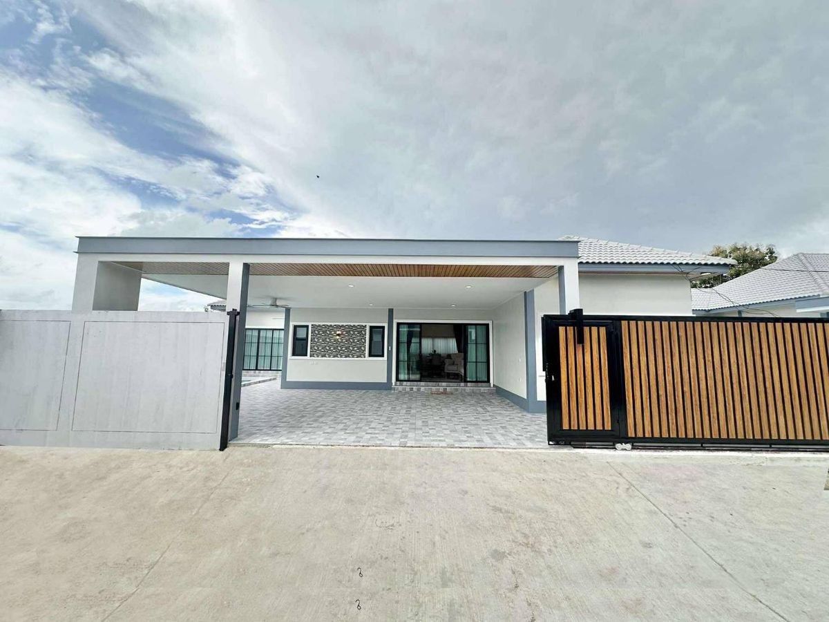 For SaleHousePattaya, Bangsaen, Chonburi : Last 3 houses!! Pool villa Pattaya, newly built, fully furnished, 700 m. to Mapprachan-Pattaya lake, near shopping malls, beach, Siam Country Club.