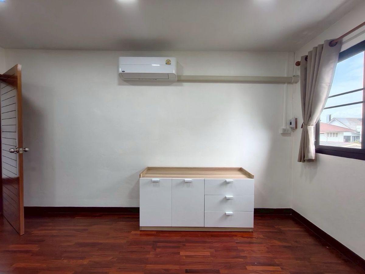 ให้เช่าบ้านลาดพร้าว เซ็นทรัลลาดพร้าว : ✨ บ้านเดี่ยวให้เช่า 4 ห้องนอน 5 ห้องน้ำ พื้นที่ใช้สอย 300 ตร.ม. พร้อมสนามหญ้า 90 ตร.ม. ใกล้เซ็นทรัลอีสวิลล์ ทำเลดี เดินทางสะดวก เฟอร์นิเจอร์ครบ เข้าอยู่ได้ทันที