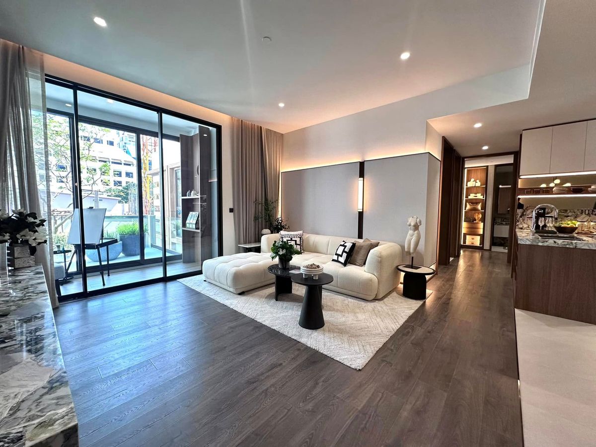 Sale DownCondoSilom, Saladaeng, Bangrak : Selling down payment, 2 bedrooms, corner room, high floor, open view, special BNH Loyal Heritage Membership.