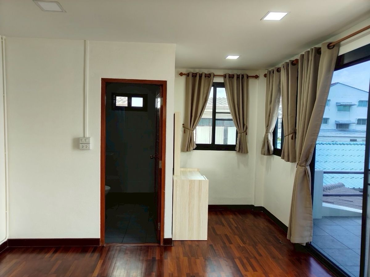 ให้เช่าบ้านลาดพร้าว เซ็นทรัลลาดพร้าว : ✨ บ้านเดี่ยวให้เช่า 4 ห้องนอน 5 ห้องน้ำ พื้นที่ใช้สอย 300 ตร.ม. พร้อมสนามหญ้า 90 ตร.ม. ใกล้เซ็นทรัลอีสวิลล์ ทำเลดี เดินทางสะดวก เฟอร์นิเจอร์ครบ เข้าอยู่ได้ทันที