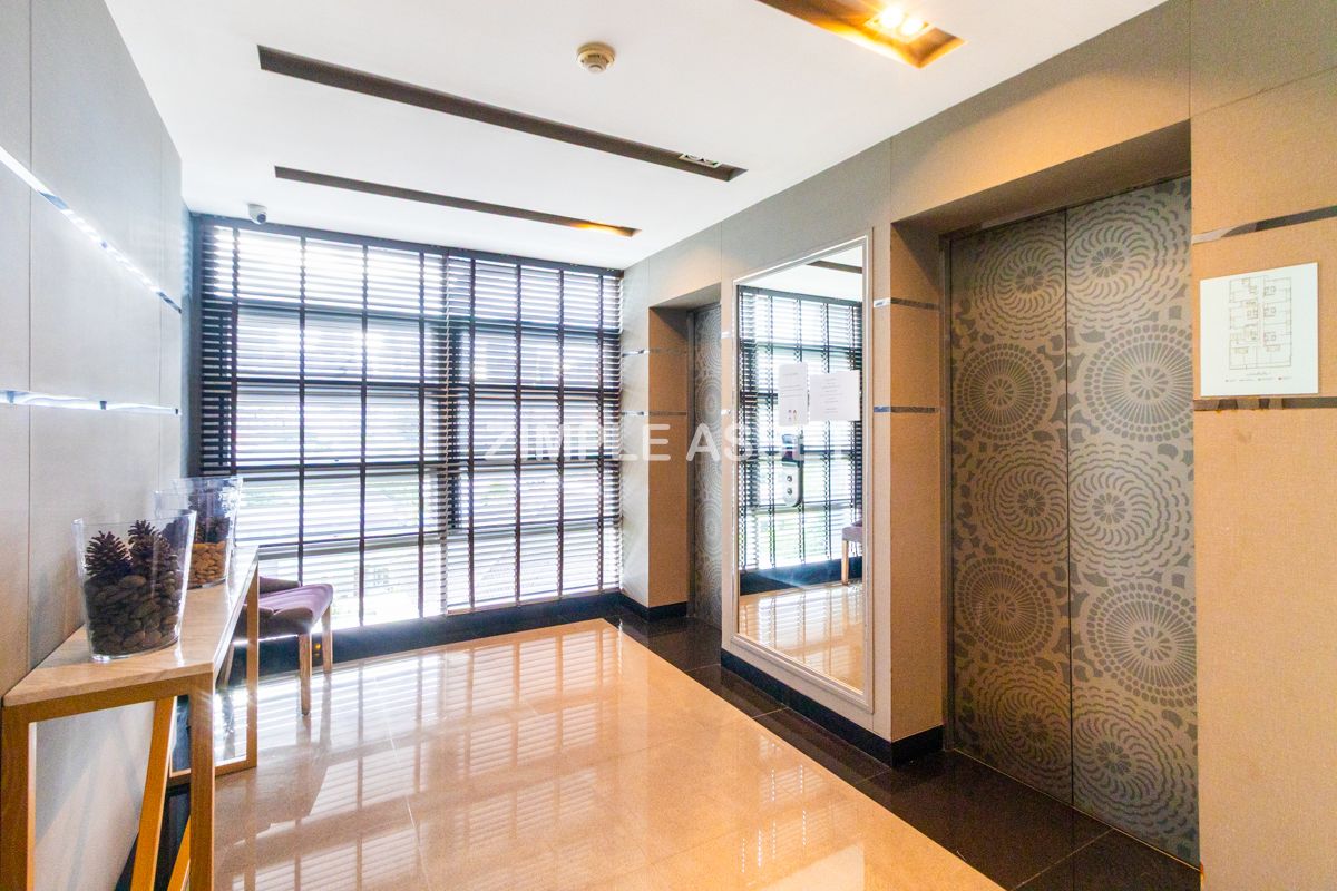 For RentSukhumvit, Asoke, Thonglor : Line ID: @zimple_asset Serviced Apartment in Thonglor, Newly renovated and fully furnished, featuring a rooftop swimming pool with city views. Conveniently located near BTS Thonglor.