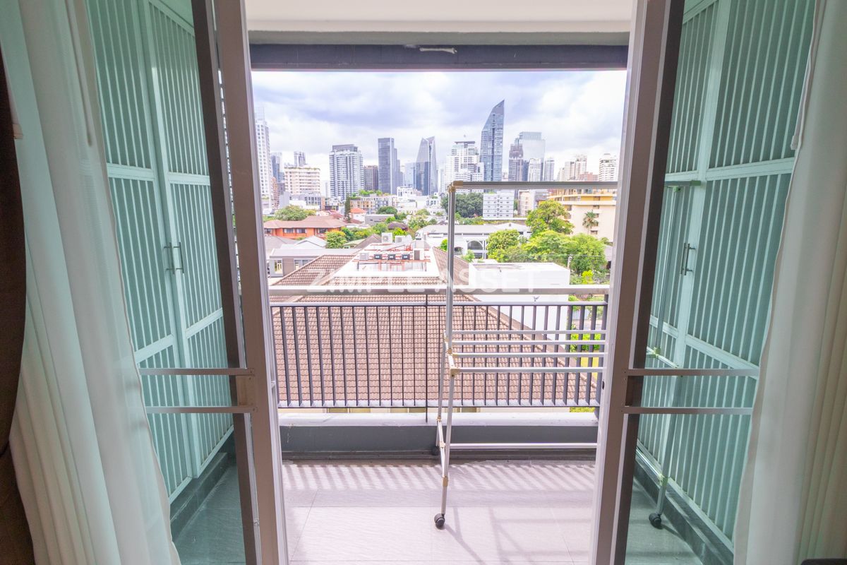 For RentSukhumvit, Asoke, Thonglor : Line ID: @zimple_asset Serviced Apartment in Thonglor, Newly renovated and fully furnished, featuring a rooftop swimming pool with city views. Conveniently located near BTS Thonglor.