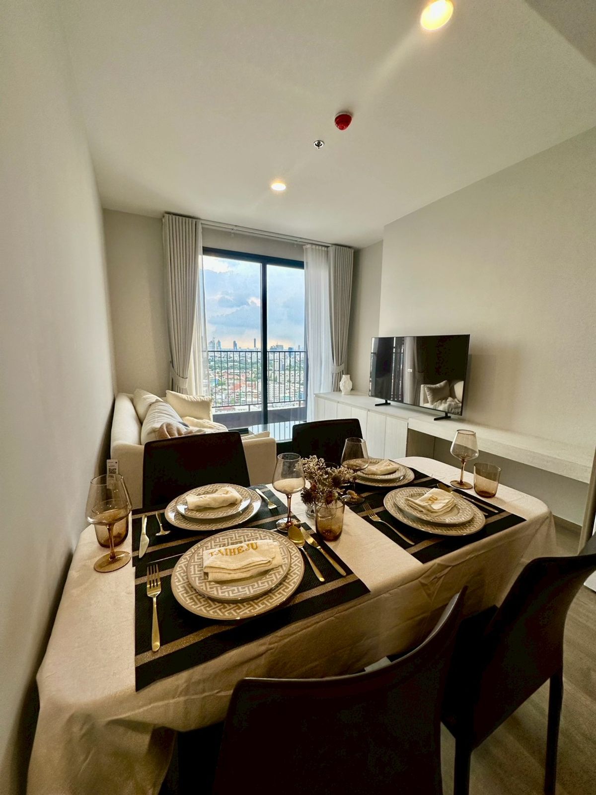 For RentCondoKhlongtoei, Kluaynamthai : 👑Condo for rent, The Crown Residences, fully furnished room. View of the Chao Phraya River curve near MRT Lumpini – One Bangkok – Central Dusit