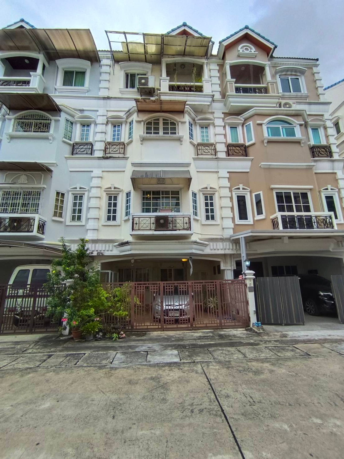 For SaleTownhomeSathorn, Narathiwat : 4-story townhome for sale, cheapest in the Golden Home Parkville 2 project, Rama 3 Soi 77, only 1 km. to the expressway.  Built-in furniture throughout the house 📌 Property code JJ-H219 📌