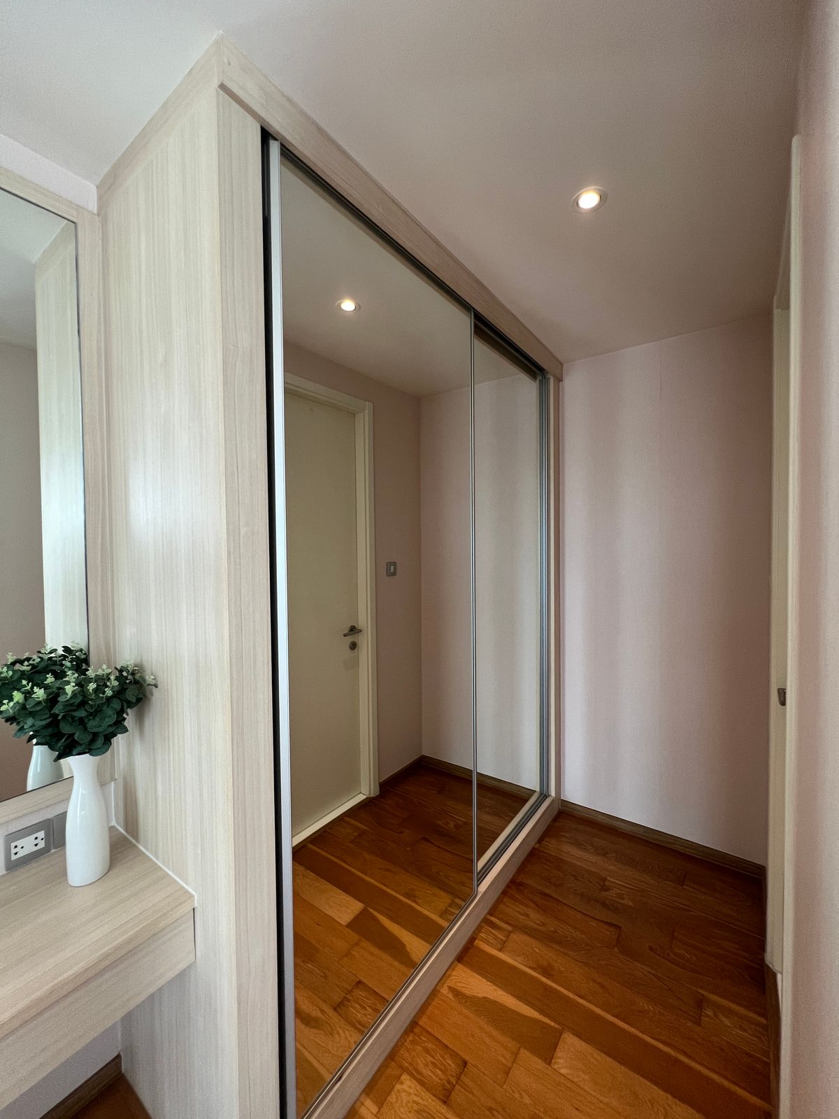 ให้เช่าคอนโดสุขุมวิท อโศก ทองหล่อ : ให้เช่า คอนโด 2 นอน 2 น้ำ ห้องกว้าง สวย วิวดี เฟอร์นิเจอร์ครบ พร้อมอยู่ ใกล้ BTS พร้อมพงษ์