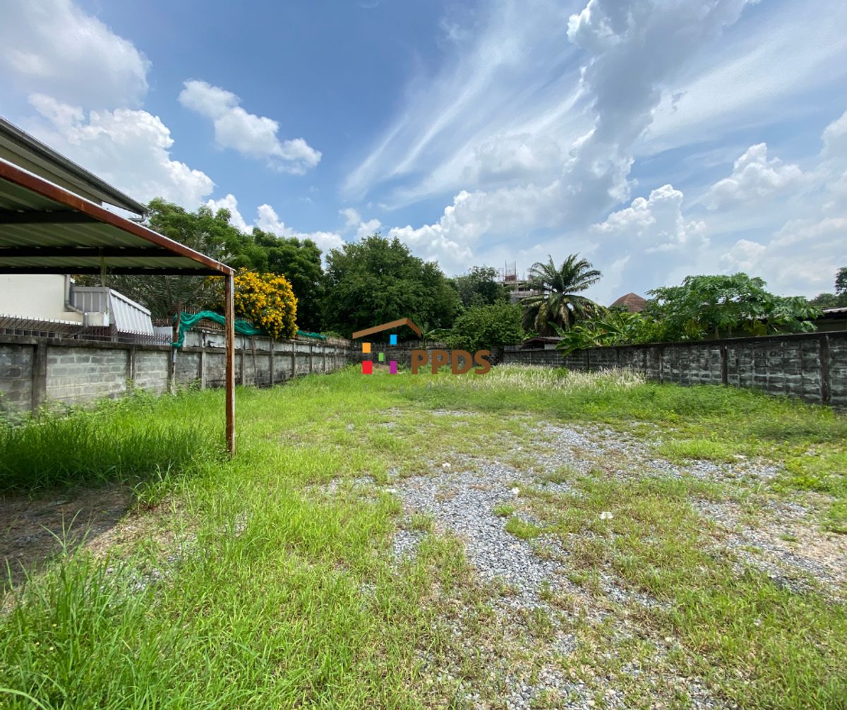 Stop searching! Your perfect plot is here! This is the Ultimate Golden Location you've been waiting for to build a luxury home in the heart of Sukhumvit 71! Loading...