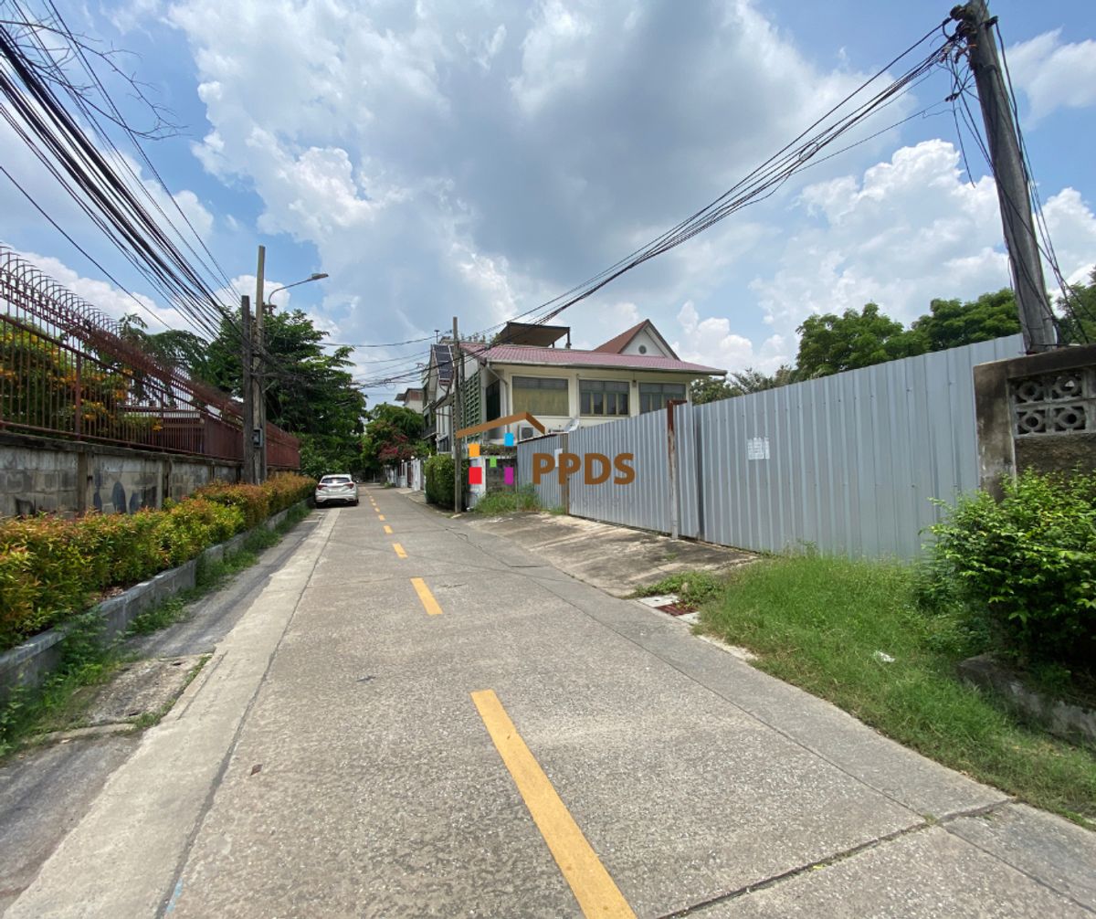 Stop searching! Your perfect plot is here! This is the Ultimate Golden Location you've been waiting for to build a luxury home in the heart of Sukhumvit 71! Loading...