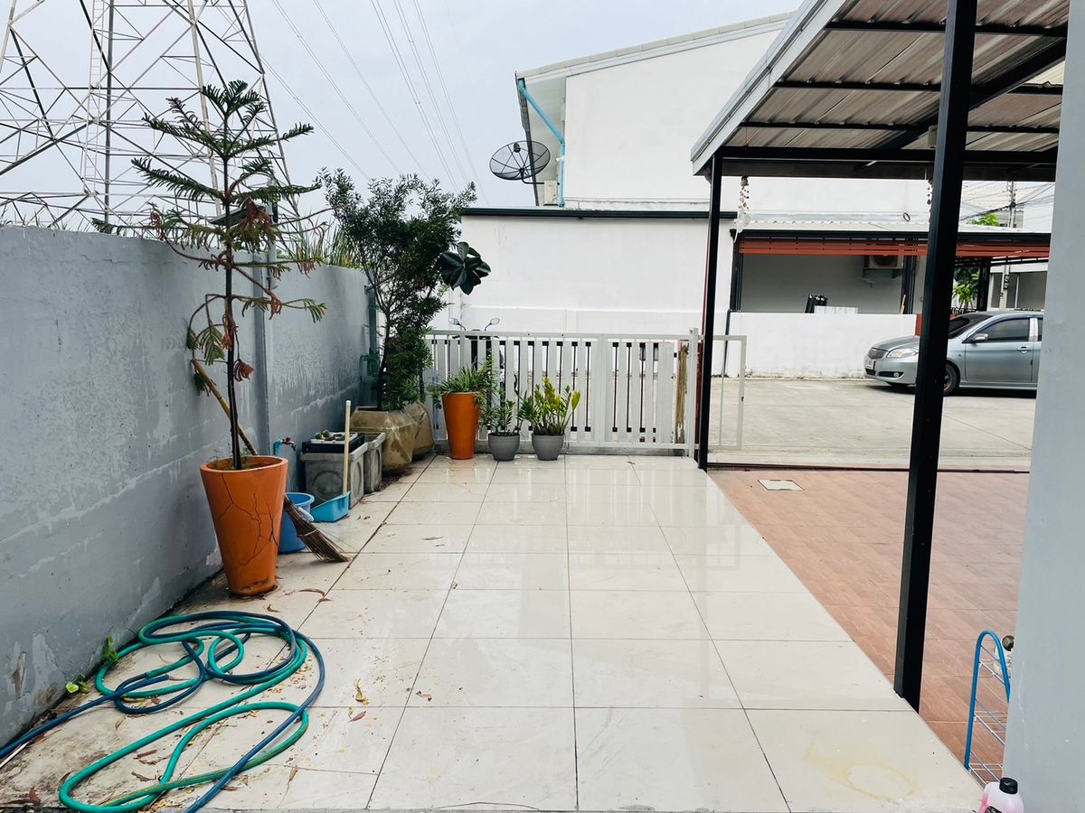 For SaleTownhomePathum Thani,Rangsit, Thammasat : Urgent sale, townhouse, corner house, 4 bedrooms, parking for 2 cars, Lalin Town Village, Lancio Crib Rangsit, Khlong 2.