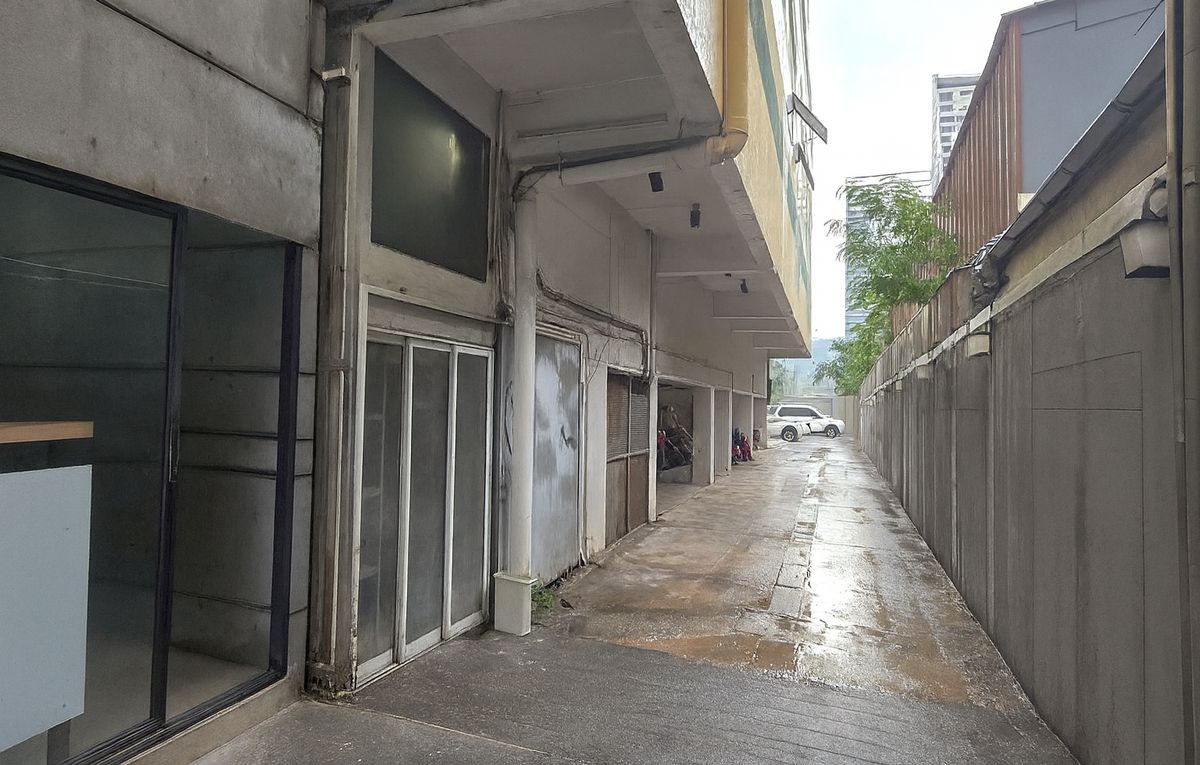 For RentShop HouseWitthayu, Chidlom, Langsuan, Ploenchit : Street-front retail space on Langsuan Road — ideal for all types of businesses ** NO CO-AGENT ** 
