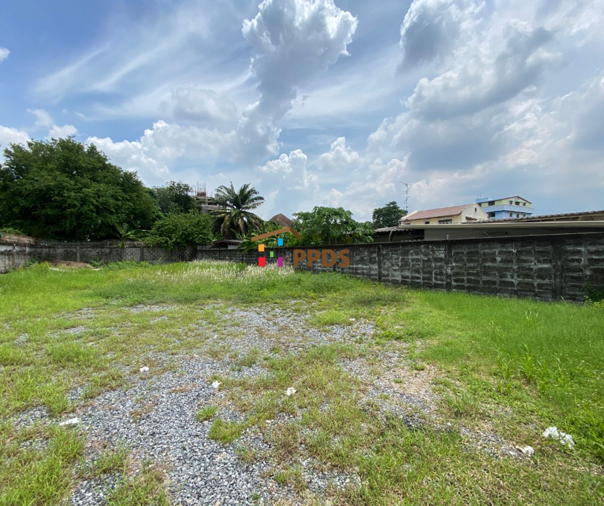 Stop searching! Your perfect plot is here! This is the Ultimate Golden Location you've been waiting for to build a luxury home in the heart of Sukhumvit 71! Loading...