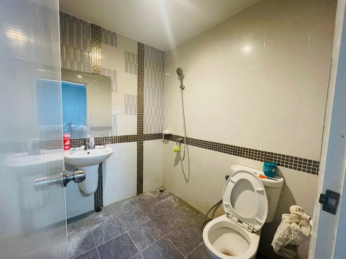 For SaleTownhomePathum Thani,Rangsit, Thammasat : Urgent sale, townhouse, corner house, 4 bedrooms, parking for 2 cars, Lalin Town Village, Lancio Crib Rangsit, Khlong 2.