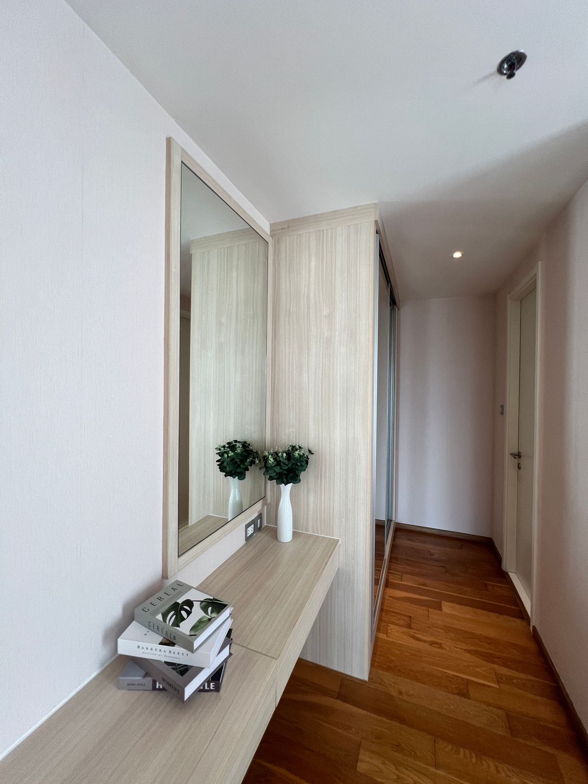 ให้เช่าคอนโดสุขุมวิท อโศก ทองหล่อ : ให้เช่า คอนโด 2 นอน 2 น้ำ ห้องกว้าง สวย วิวดี เฟอร์นิเจอร์ครบ พร้อมอยู่ ใกล้ BTS พร้อมพงษ์