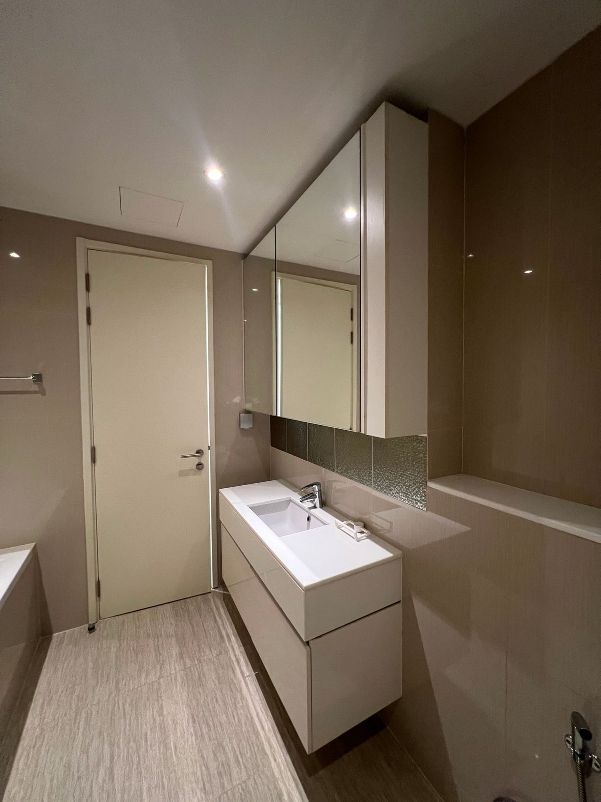 ให้เช่าคอนโดสุขุมวิท อโศก ทองหล่อ : ให้เช่า คอนโด 2 นอน 2 น้ำ ห้องกว้าง สวย วิวดี เฟอร์นิเจอร์ครบ พร้อมอยู่ ใกล้ BTS พร้อมพงษ์