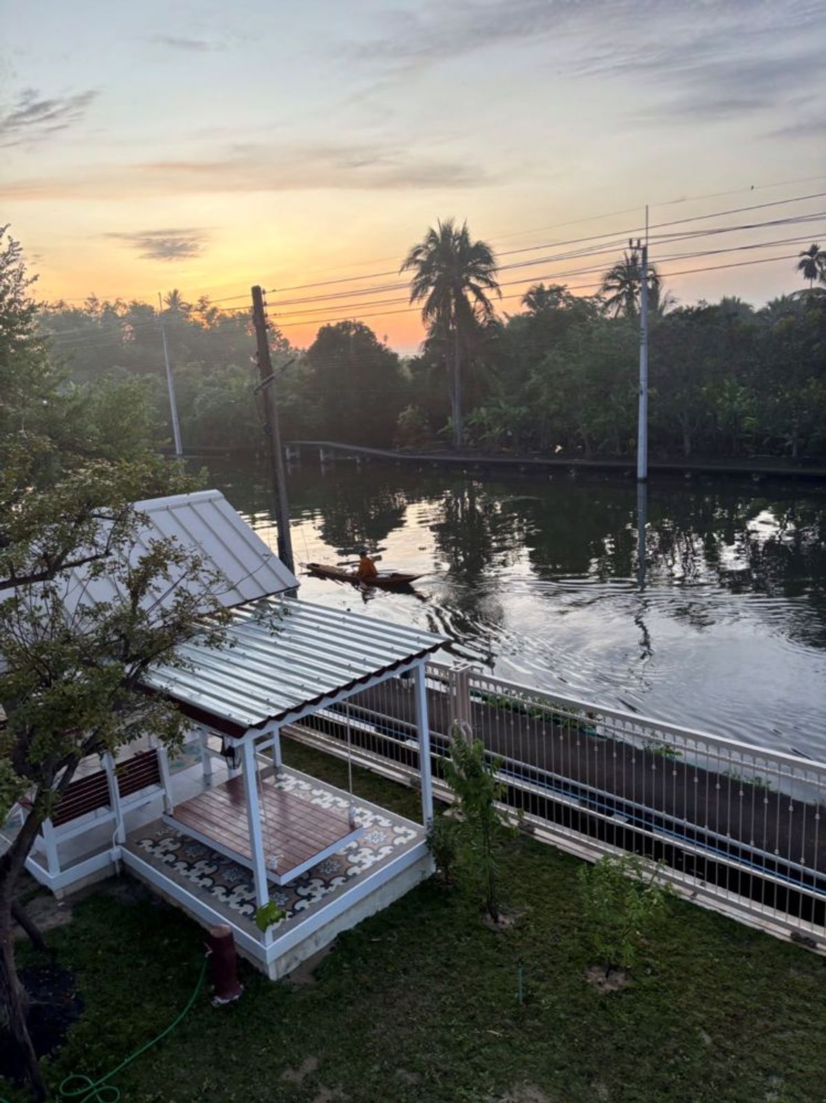 For SaleLandMahachai Samut Sakhon : Land for sale, 5 rai with a resort style house, next to a beautiful canal, ready to transfer, Ban Phaeo 4, Lak Sam Subdistrict, Samut Sakhon.