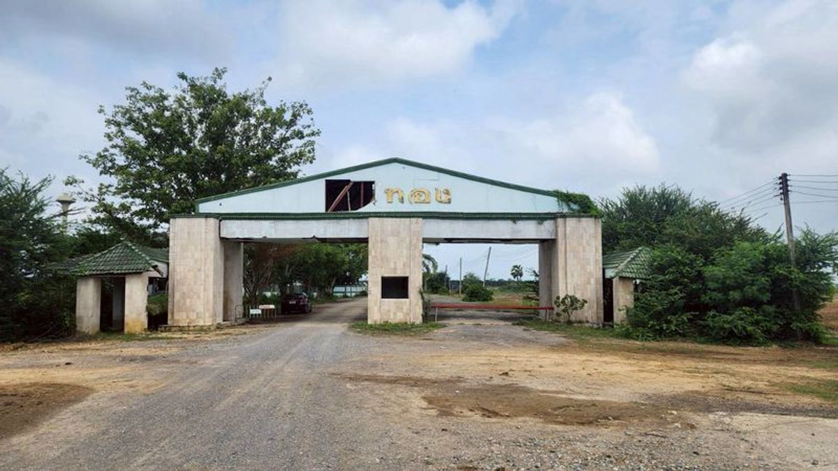 For SaleLandCha-am Phetchaburi : Land for sale with building, one-story house, size 94-2-90 rai (37,890 sq m.), Kiri Thong Project, Thong Chai Subdistrict, Mueang Phetchaburi District, Phetchaburi Province, next to the canal road.