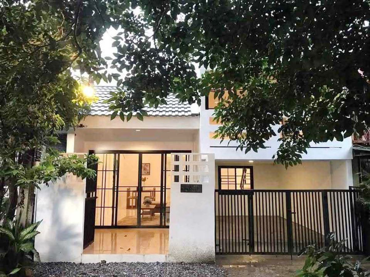 For RentTownhomeChiang Mai : Townhouse for rent 10,000 baht per month, close to Waree School, just 5 minutes, No.1H657.