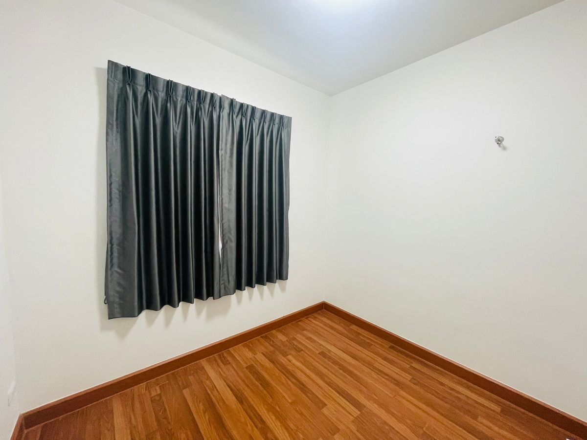 For SaleTownhomePathum Thani,Rangsit, Thammasat : Urgent sale, townhouse, corner house, 4 bedrooms, parking for 2 cars, Lalin Town Village, Lancio Crib Rangsit, Khlong 2.