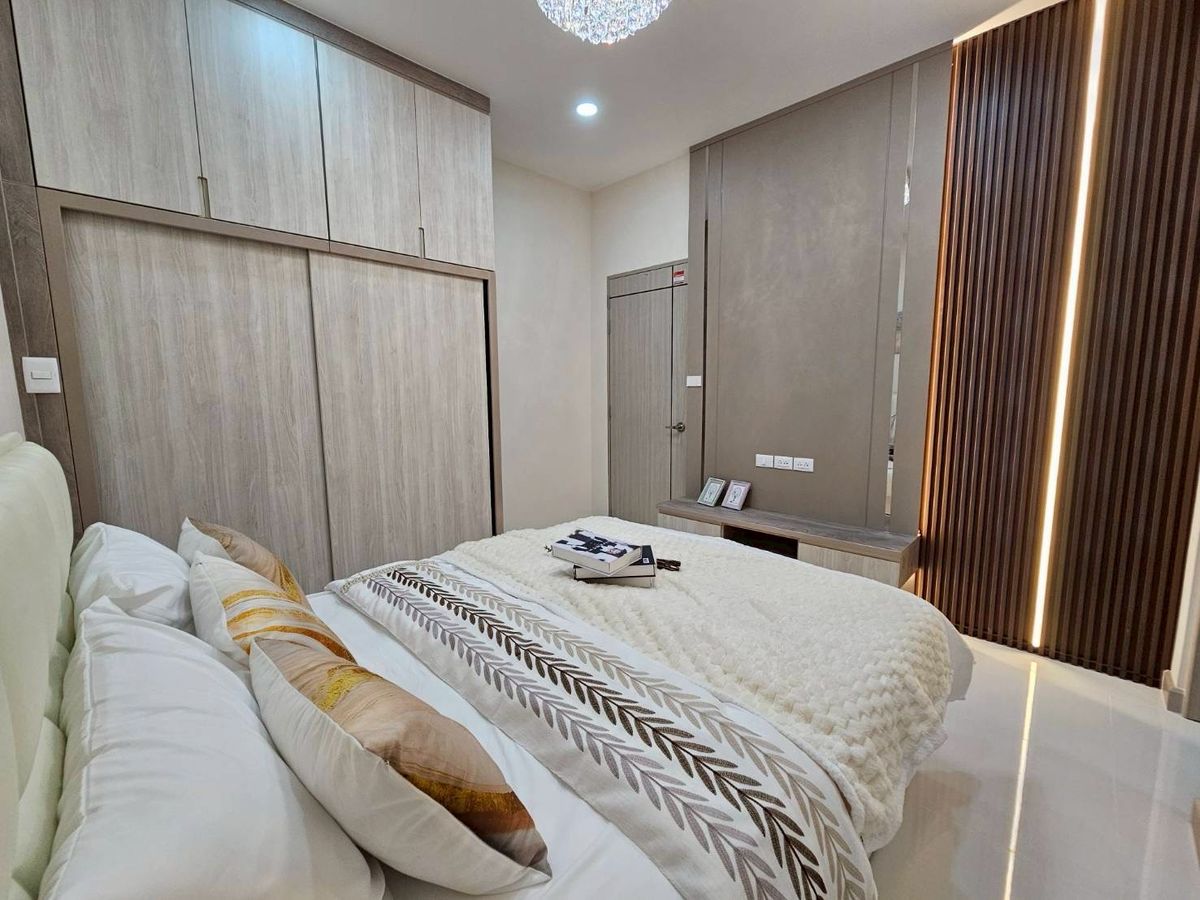 🏡💖 Luxurious detached house Premium location in Phatthanakan area Near Tharapatthana & Phoenix International School Loading...