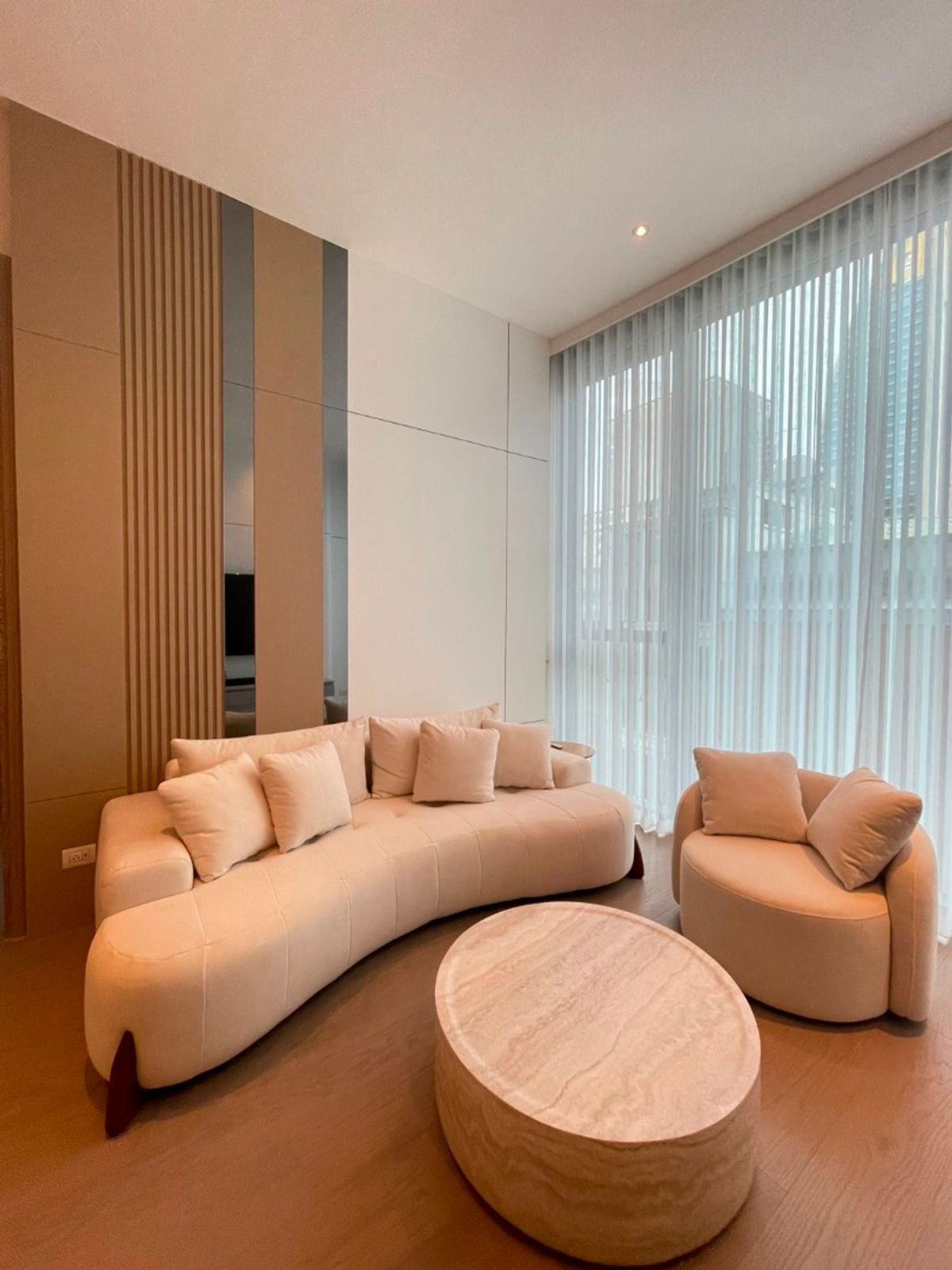 ให้เช่าคอนโดวิทยุ ชิดลม หลังสวน : Scope Langsuan Rare Unit! 1 ห้องนอนใหญ่พิเศษ Pet-friendly ใจกลางหลังสวน สุดหรู ✨ ปล่อย 185K 📞 092-690-5445