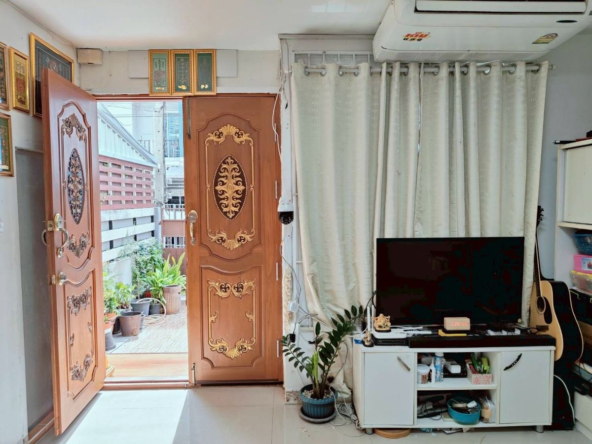 For SaleTownhomePattanakan, Srinakarin : Urgent sale townhome in prime location, near BTS On Nut, convenient, easy travel.