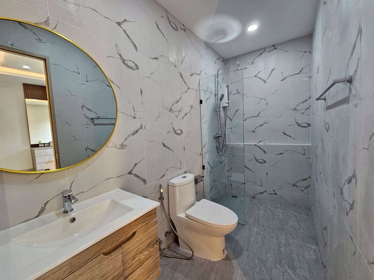 🏡💖 Luxurious detached house Premium location in Phatthanakan area Near Tharapatthana & Phoenix International School Loading...