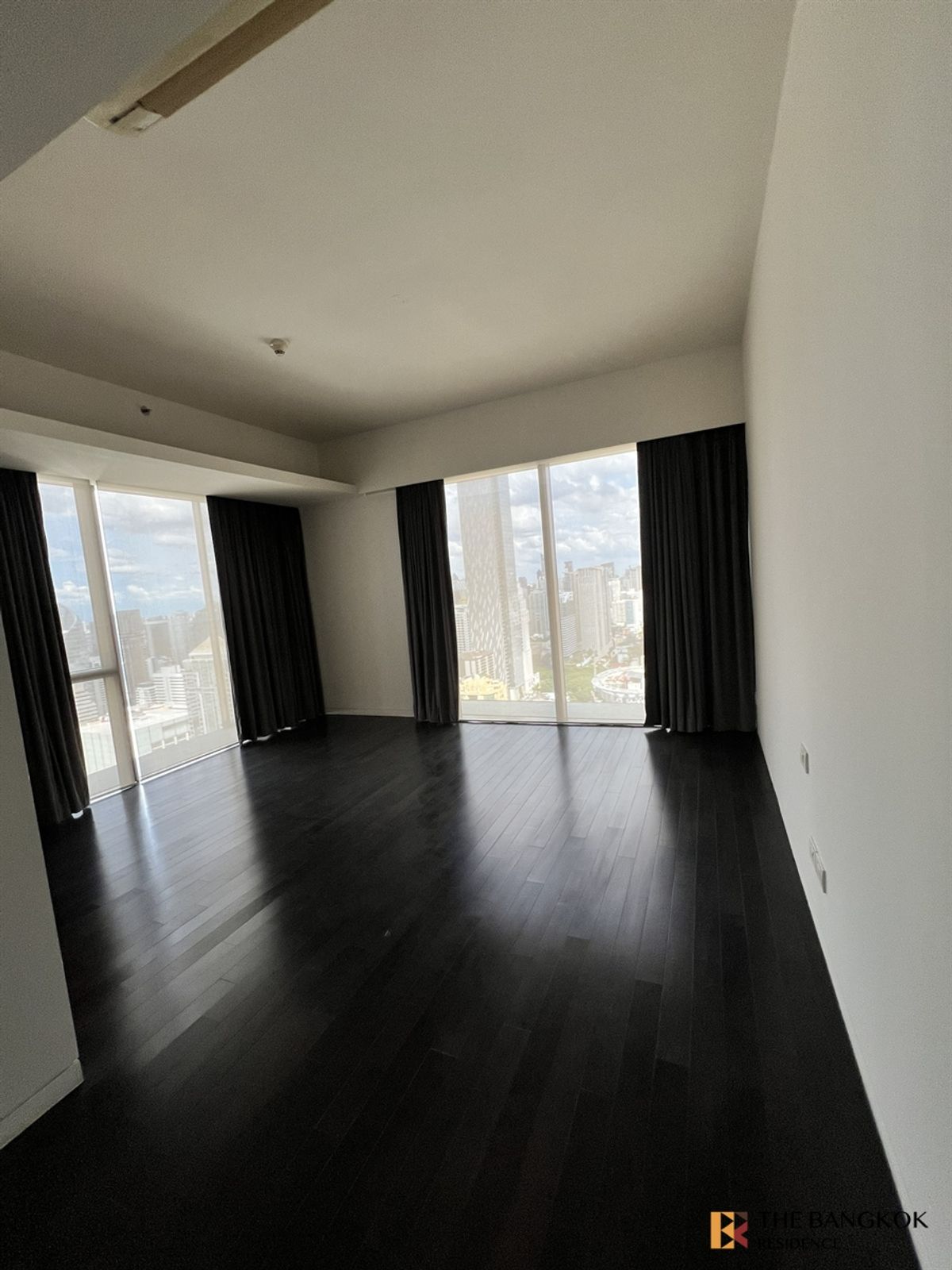 For RentCondoWitthayu, Chidlom, Langsuan, Ploenchit :   Hansar Residences Bangkok ✨ Spacious Unit with Sport Club View 🌳 Near BTS Ratchadamri  