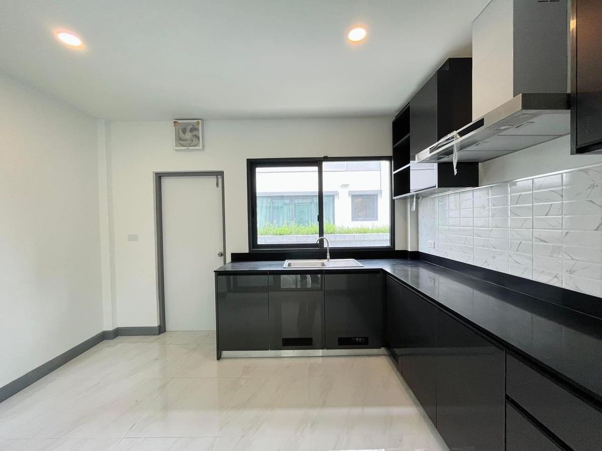 For SaleHouseLadkrabang, Suwannaphum Airport : P-2818 Urgent sale!  Single house, The City Sukhumvit-Onnut, empty house.