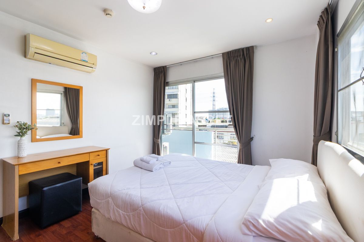 For RentPattanakan, Srinakarin : Line ID: @zimple_asset  Apartment style Condo on Srinakarin Road, Spacious and fully furnished rooms in a peaceful and secure environment, featuring a swimming pool. Conveniently located near MRT Hua Mak. Short-term rentals are also available.