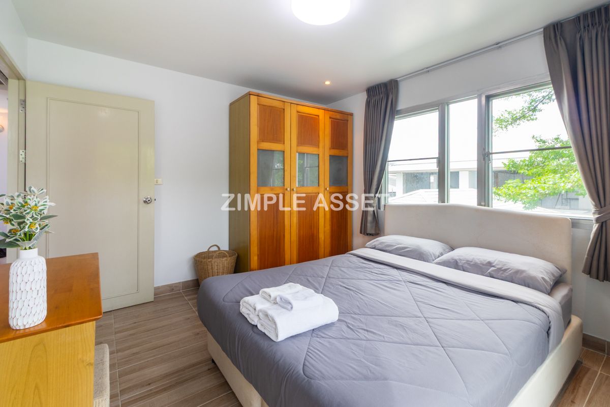 For RentPattanakan, Srinakarin : Line ID: @zimple_asset  Apartment style Condo on Srinakarin Road, Spacious and fully furnished rooms in a peaceful and secure environment, featuring a swimming pool. Conveniently located near MRT Hua Mak. Short-term rentals are also available.