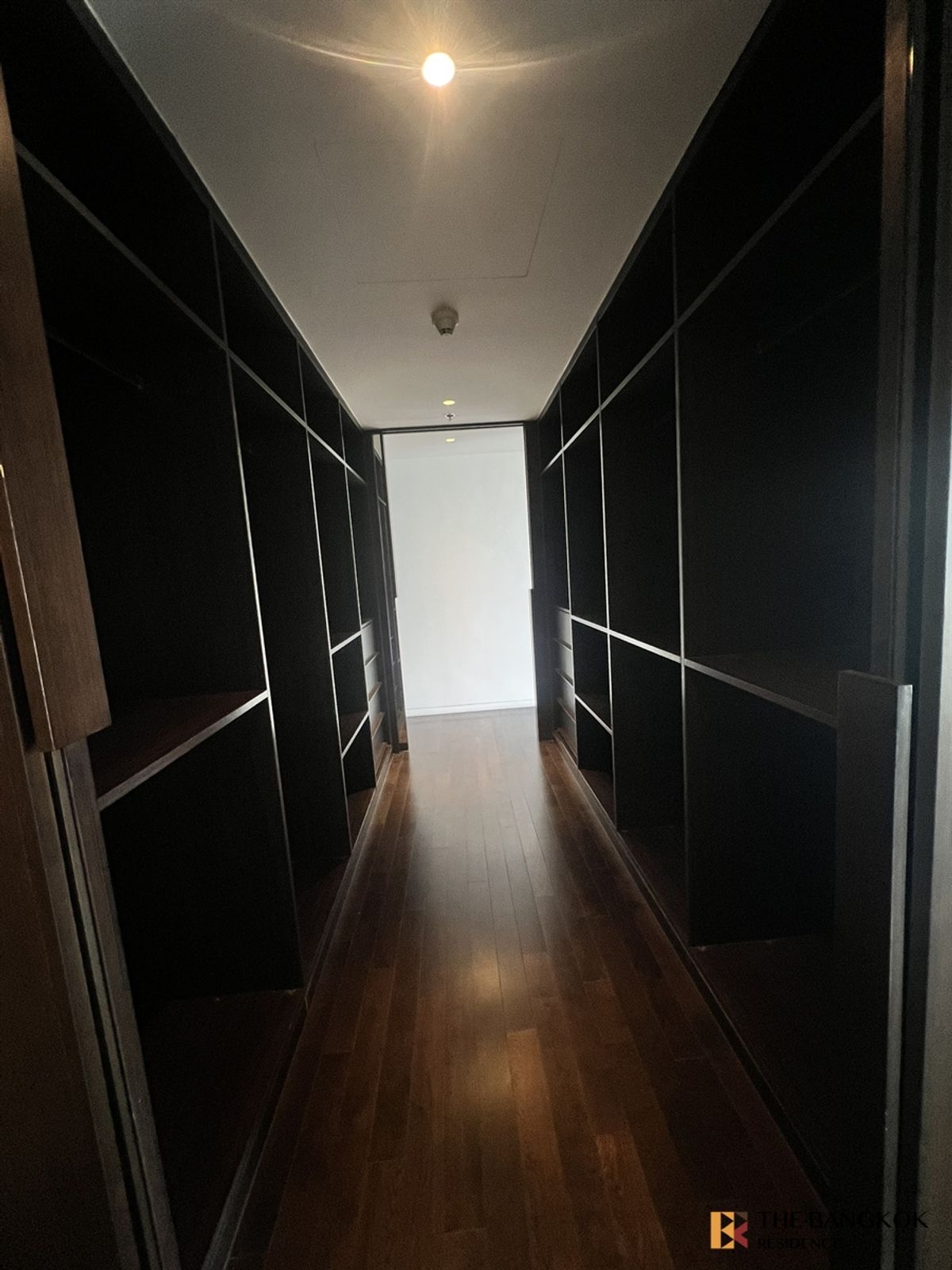 For RentCondoWitthayu, Chidlom, Langsuan, Ploenchit :   Hansar Residences Bangkok ✨ Spacious Unit with Sport Club View 🌳 Near BTS Ratchadamri  