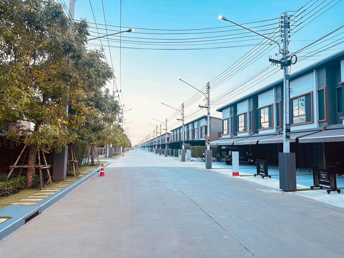 For RentTownhomePathum Thani,Rangsit, Thammasat : New townhome for rent, never rented, Pleno Town project, Phahonyothin - Vibhavadi (next to Vibhavadi Road There are 2 ways to enter and exit. both on Vibhavadi Road and Rangsit-Nakhon Nayok Road)