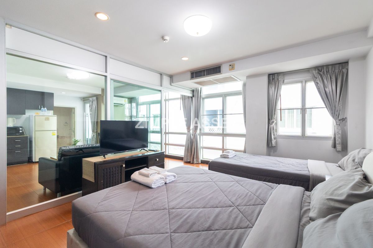 For RentPattanakan, Srinakarin : Line ID: @zimple_asset  Apartment style Condo on Srinakarin Road, Spacious and fully furnished rooms in a peaceful and secure environment, featuring a swimming pool. Conveniently located near MRT Hua Mak. Short-term rentals are also available.