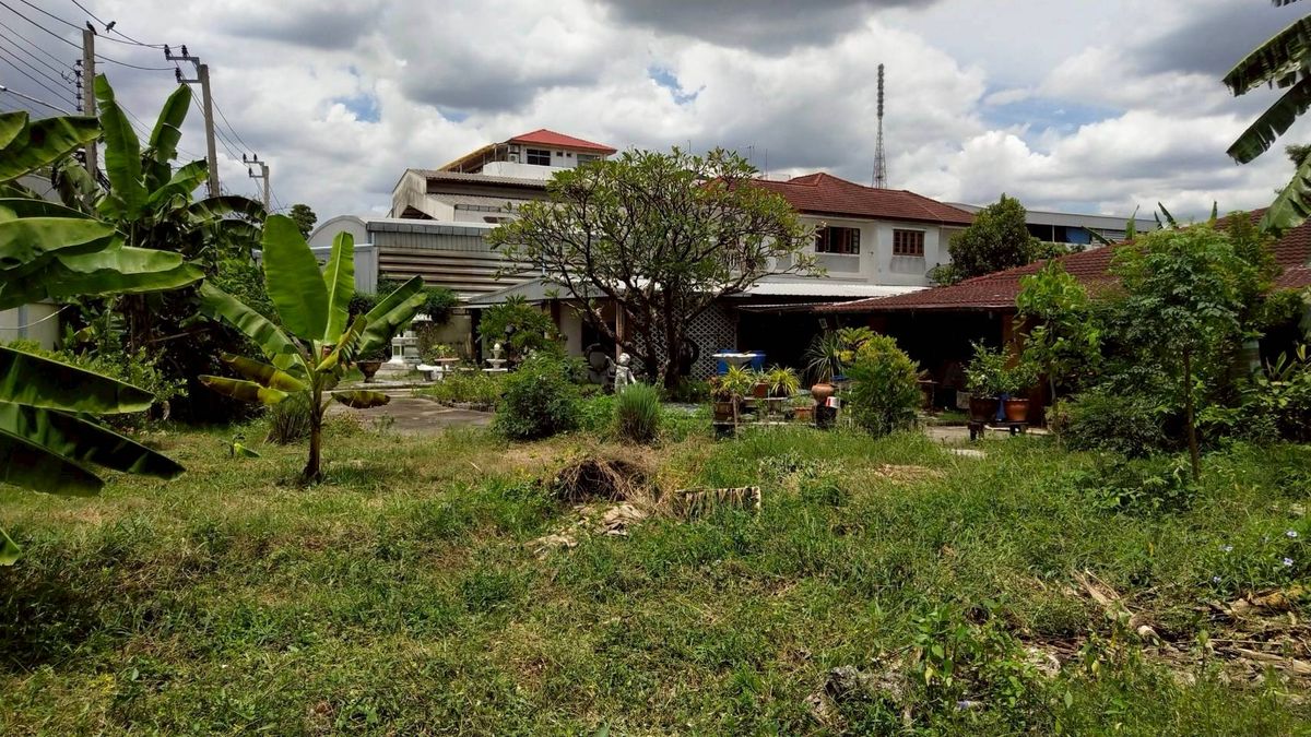 For SaleHouseLadprao101, Happy Land, The Mall Bang Kapi : Land for sale with a one-story house, area 336 square meters, corner plot, Soi Lat Phrao 107, Intersection 4, Lat Phrao Road, Khlong Chan Subdistrict, Bang Kapi District, Bangkok, price 25,000,000 baht.