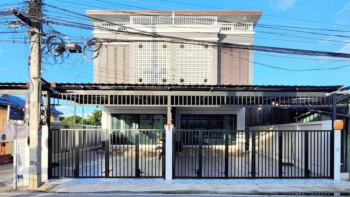 For RentTownhomeChiang Mai : Townhouse for rent 18,000 baht per month, near Chiang Mai German Christian School, only 5 minutes, No.15H778.