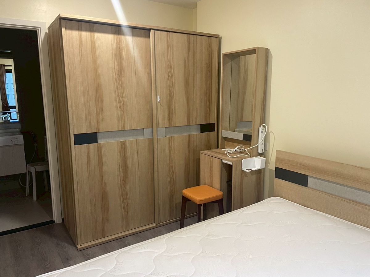 ขายคอนโดพัฒนาการ ศรีนครินทร์ : คอนโดทำเลทอง พร้อมผู้เช่า Rich Park Triple Station – โอกาสดีที่ไม่ควรพลาด!  ห้องสวย ชั้น 6 ขนาดกำลังพอดี พื้นที่ 26.5 ตรม.  1 ห้องนอน 1 ห้องน้ำ 1 ห้องนั่งเล่น แต่งครบพร้อมเฟอร์นิเจอร์และเครื่องใช้ไฟฟ้าอย่างดี เพียงหิ้วกระเป๋าเข้าอยู่ได้ทันที  บรรยากาศเงีย