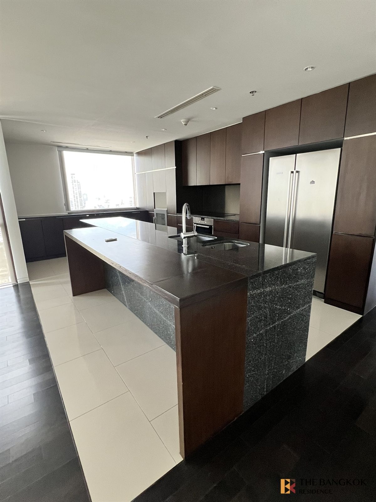 For RentCondoWitthayu, Chidlom, Langsuan, Ploenchit :   Hansar Residences Bangkok ✨ Spacious Unit with Sport Club View 🌳 Near BTS Ratchadamri  