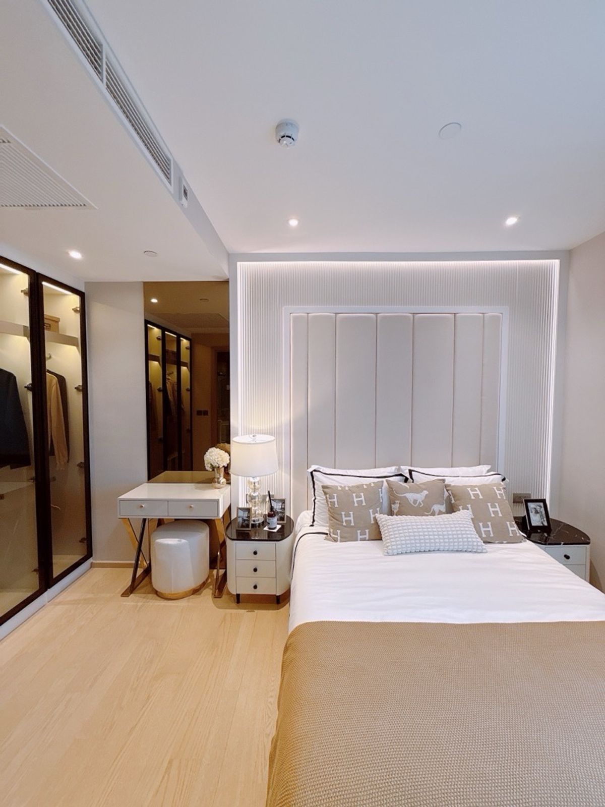 ขายคอนโดพระราม 9 เพชรบุรีตัดใหม่ RCA : 𝐀𝐒𝐇𝐓𝐎𝐍 𝐀𝐒𝐎𝐊𝐄 𝐑𝐀𝐌𝐀𝟗 𝑭𝒓𝒆𝒆 0 𝐁𝐚𝐡𝐭 ห้องใหม่จากโครงการ พร้อมเข้าอยู่ ห้องมุม วิวสวยมาก 