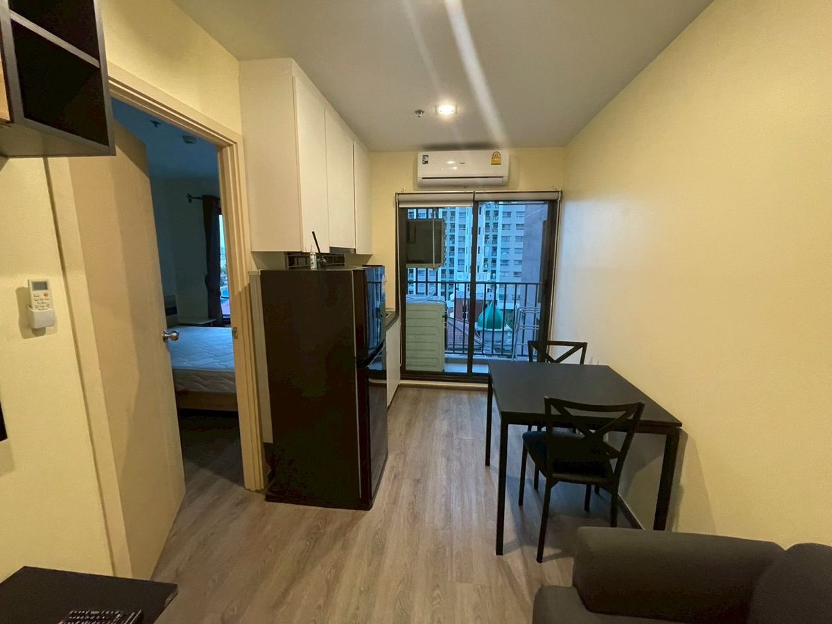 ขายคอนโดพัฒนาการ ศรีนครินทร์ : คอนโดทำเลทอง พร้อมผู้เช่า Rich Park Triple Station – โอกาสดีที่ไม่ควรพลาด!  ห้องสวย ชั้น 6 ขนาดกำลังพอดี พื้นที่ 26.5 ตรม.  1 ห้องนอน 1 ห้องน้ำ 1 ห้องนั่งเล่น แต่งครบพร้อมเฟอร์นิเจอร์และเครื่องใช้ไฟฟ้าอย่างดี เพียงหิ้วกระเป๋าเข้าอยู่ได้ทันที  บรรยากาศเงีย