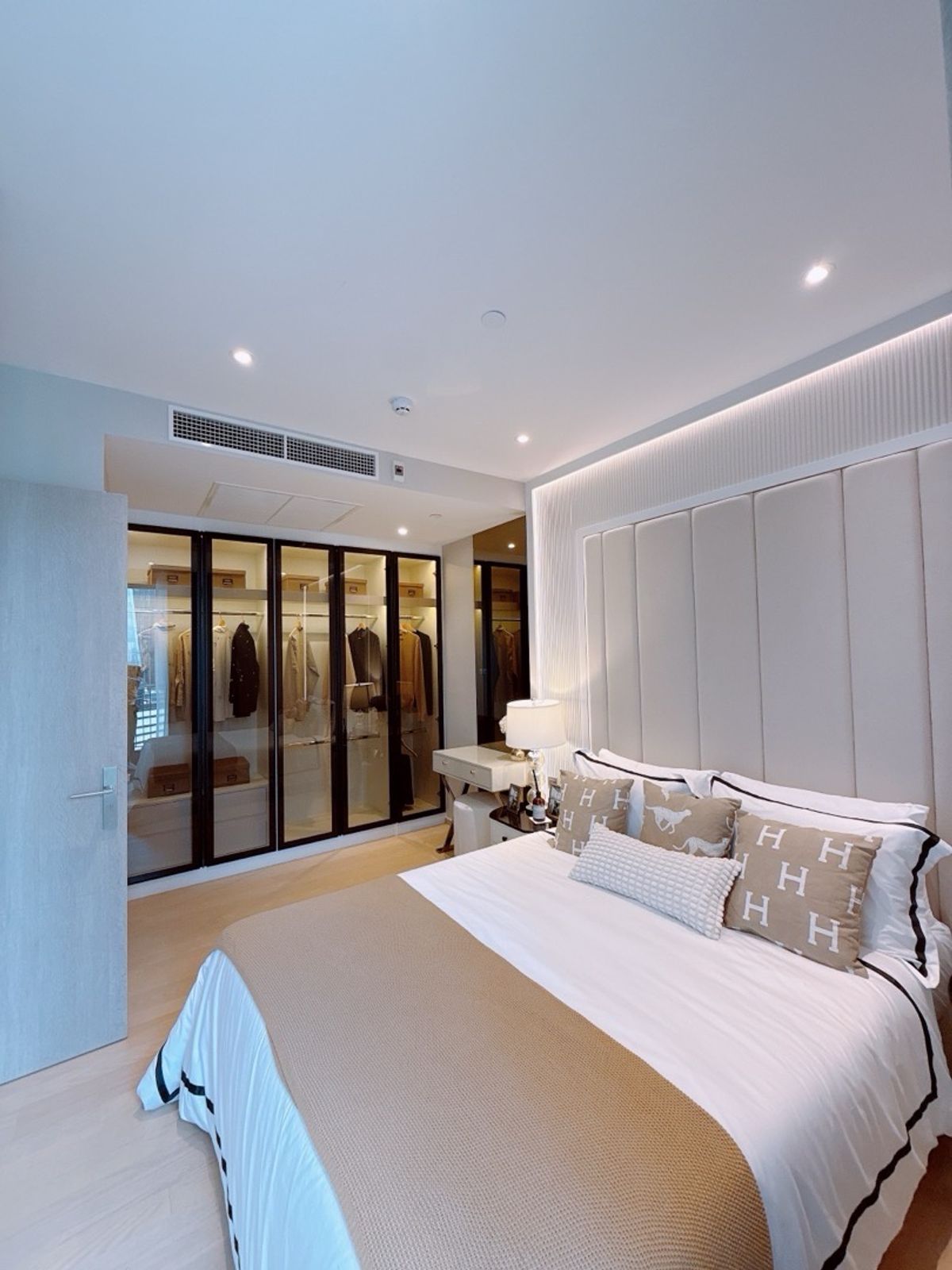 ขายคอนโดพระราม 9 เพชรบุรีตัดใหม่ RCA : 𝐀𝐒𝐇𝐓𝐎𝐍 𝐀𝐒𝐎𝐊𝐄 𝐑𝐀𝐌𝐀𝟗 𝑭𝒓𝒆𝒆 0 𝐁𝐚𝐡𝐭 ห้องใหม่จากโครงการ พร้อมเข้าอยู่ ห้องมุม วิวสวยมาก 