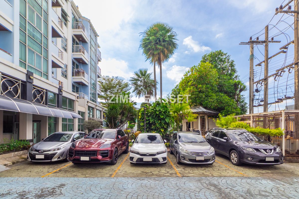 For RentPattanakan, Srinakarin : Line ID: @zimple_asset  Apartment style Condo on Srinakarin Road, Spacious and fully furnished rooms in a peaceful and secure environment, featuring a swimming pool. Conveniently located near MRT Hua Mak. Short-term rentals are also available.