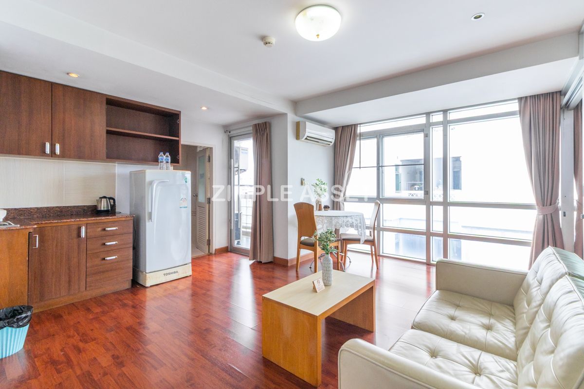 For RentPattanakan, Srinakarin : Line ID: @zimple_asset  Apartment style Condo on Srinakarin Road, Spacious and fully furnished rooms in a peaceful and secure environment, featuring a swimming pool. Conveniently located near MRT Hua Mak. Short-term rentals are also available.