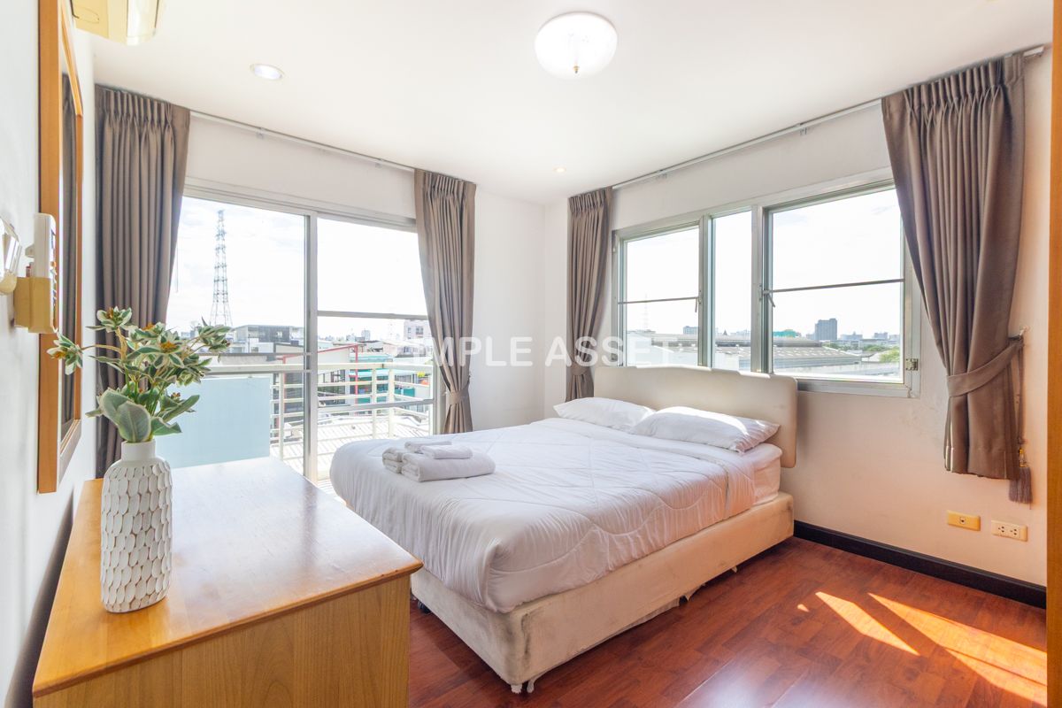 For RentPattanakan, Srinakarin : Line ID: @zimple_asset  Apartment style Condo on Srinakarin Road, Spacious and fully furnished rooms in a peaceful and secure environment, featuring a swimming pool. Conveniently located near MRT Hua Mak. Short-term rentals are also available.