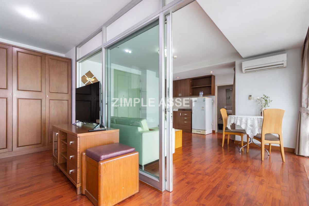 For RentPattanakan, Srinakarin : Line ID: @zimple_asset  Apartment style Condo on Srinakarin Road, Spacious and fully furnished rooms in a peaceful and secure environment, featuring a swimming pool. Conveniently located near MRT Hua Mak. Short-term rentals are also available.