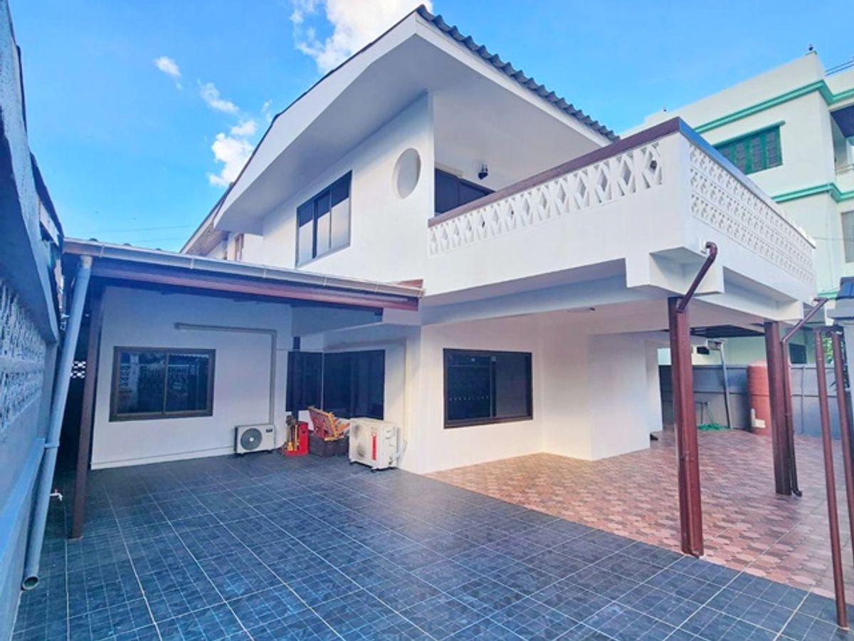 For RentHouseRatchadapisek, Huaikwang, Suttisan : In the heart of Ratchada MRT HuaiKhwang 699m. 7-Eleven only 20m. for rent 2-story luxury mansion 3-4