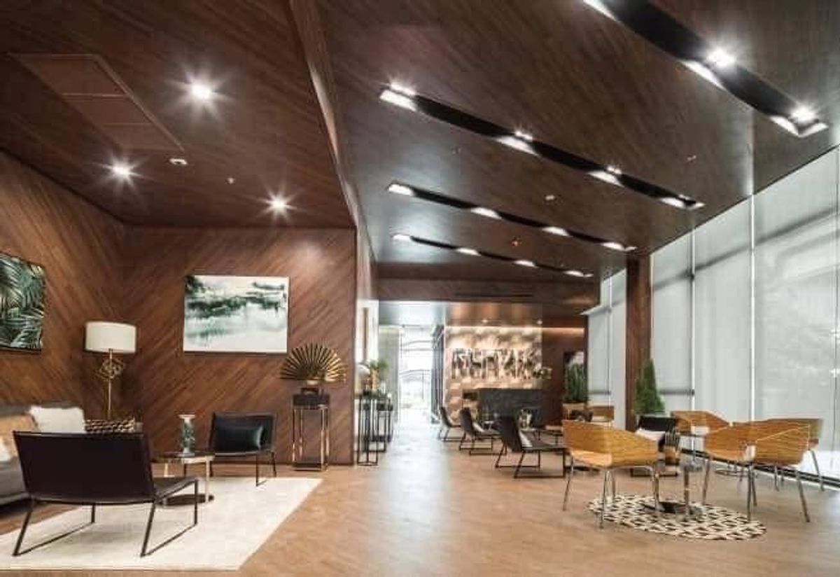 ขายคอนโดพัฒนาการ ศรีนครินทร์ : คอนโดทำเลทอง พร้อมผู้เช่า Rich Park Triple Station – โอกาสดีที่ไม่ควรพลาด!  ห้องสวย ชั้น 6 ขนาดกำลังพอดี พื้นที่ 26.5 ตรม.  1 ห้องนอน 1 ห้องน้ำ 1 ห้องนั่งเล่น แต่งครบพร้อมเฟอร์นิเจอร์และเครื่องใช้ไฟฟ้าอย่างดี เพียงหิ้วกระเป๋าเข้าอยู่ได้ทันที  บรรยากาศเงีย