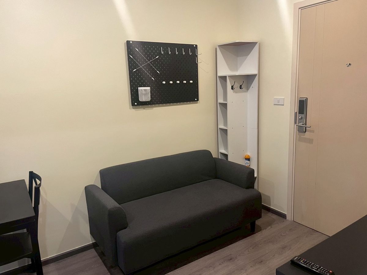 ขายคอนโดพัฒนาการ ศรีนครินทร์ : คอนโดทำเลทอง พร้อมผู้เช่า Rich Park Triple Station – โอกาสดีที่ไม่ควรพลาด!  ห้องสวย ชั้น 6 ขนาดกำลังพอดี พื้นที่ 26.5 ตรม.  1 ห้องนอน 1 ห้องน้ำ 1 ห้องนั่งเล่น แต่งครบพร้อมเฟอร์นิเจอร์และเครื่องใช้ไฟฟ้าอย่างดี เพียงหิ้วกระเป๋าเข้าอยู่ได้ทันที  บรรยากาศเงีย