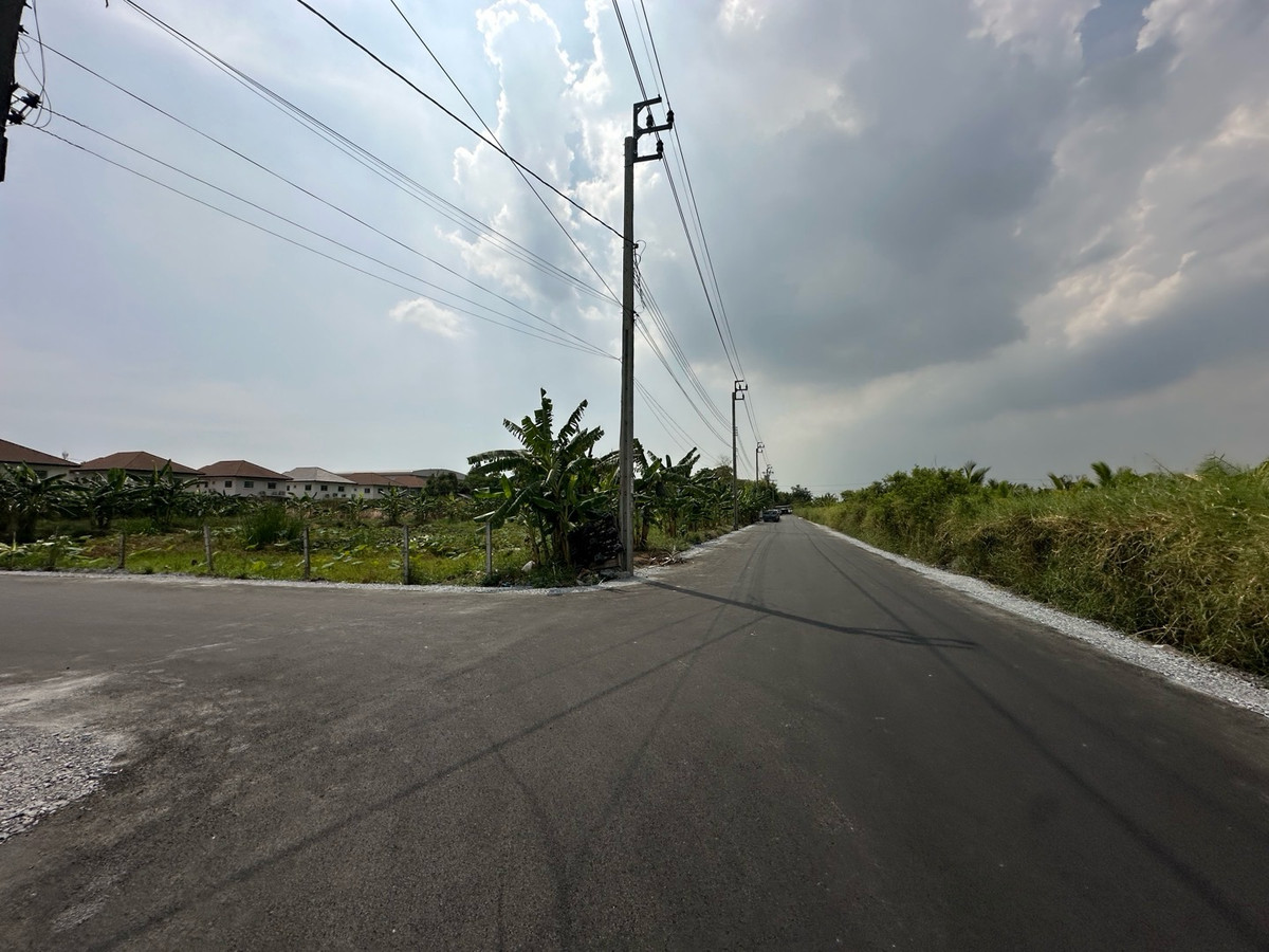 For SaleLandLadkrabang, Suwannaphum Airport : Land for sale, area 4 rai, Phatthana Chonburi Road 3, Soi Samorn, Khlong Song Ton Nun Subdistrict, Lat Krabang District, Bangkok.