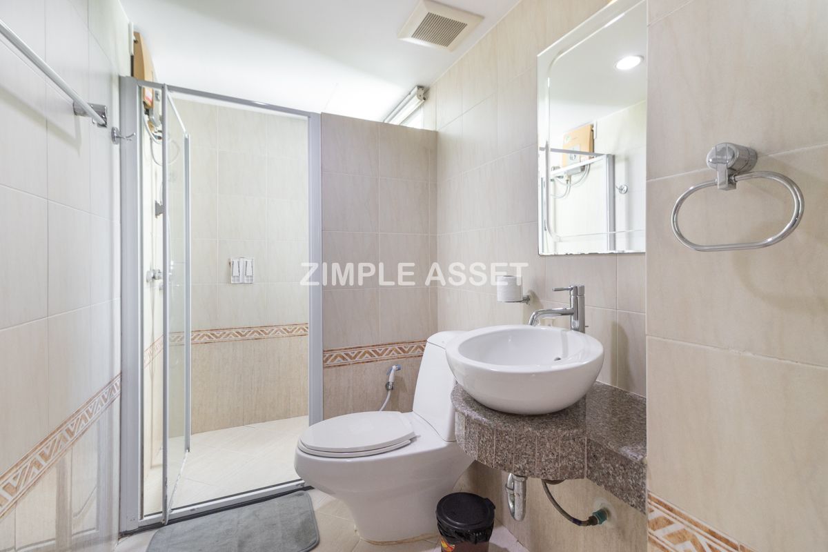 For RentPattanakan, Srinakarin : Line ID: @zimple_asset  Apartment style Condo on Srinakarin Road, Spacious and fully furnished rooms in a peaceful and secure environment, featuring a swimming pool. Conveniently located near MRT Hua Mak. Short-term rentals are also available.