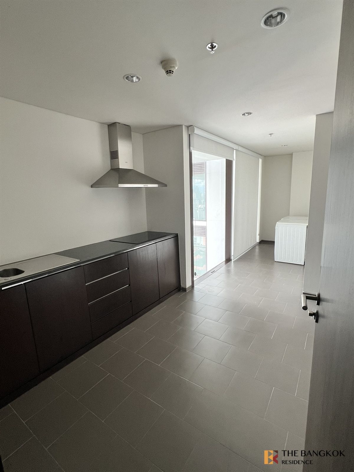 For RentCondoWitthayu, Chidlom, Langsuan, Ploenchit :   Hansar Residences Bangkok ✨ Spacious Unit with Sport Club View 🌳 Near BTS Ratchadamri  